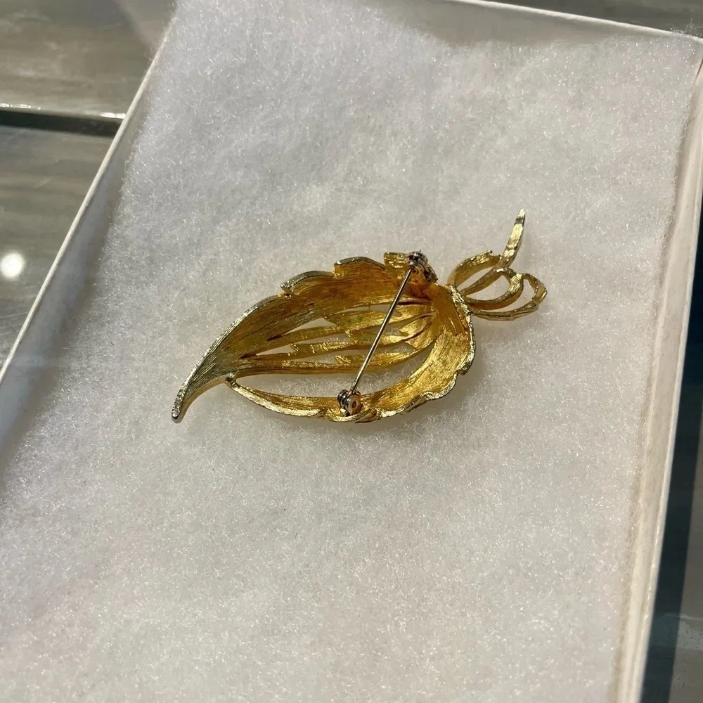Vintage Gold-tone Leaf brooch